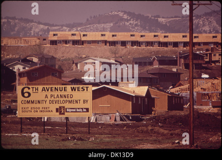 Questo nuovo sviluppo abitativo riflette la crescita delle aree urbane, con case moderne costruite per accogliere una popolazione in crescita e l'espansione urbana. Foto Stock