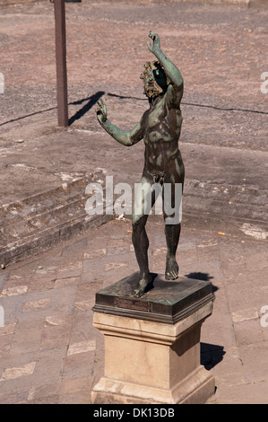 Giardino della Casa del Fauno danzante nelle rovine di una volta città sepolta di Pompei Italia Foto Stock