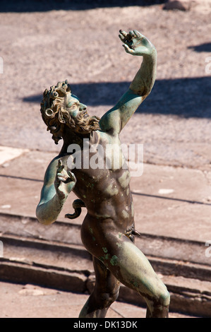 Giardino della Casa del Fauno danzante nelle rovine di una volta città sepolta di Pompei Italia Foto Stock