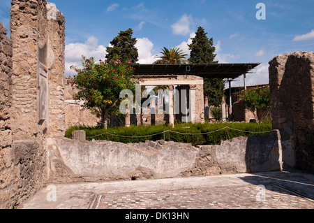 Giardino della Casa del Fauno danzante nelle rovine di una volta città sepolta di Pompei Italia Foto Stock