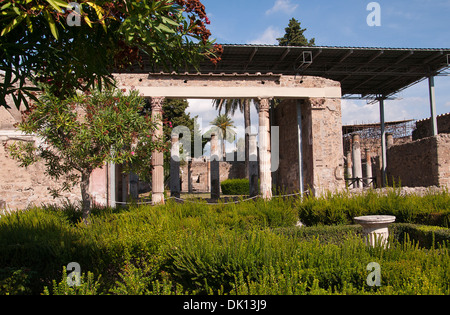 Giardino della Casa del Fauno danzante nelle rovine di una volta città sepolta di Pompei Italia Foto Stock