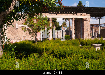 Giardino della Casa del Fauno danzante nelle rovine di una volta città sepolta di Pompei Italia Foto Stock