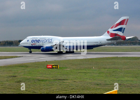 Un British Airways Boeing 747 taxi sulla pista pronta per la partenza da Londra Heathrow Foto Stock