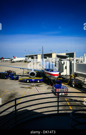 Boeing 737 della American Airlines di essere serviti al cancello pronti per la partenza dall'Aeroporto di Tampa FL Foto Stock