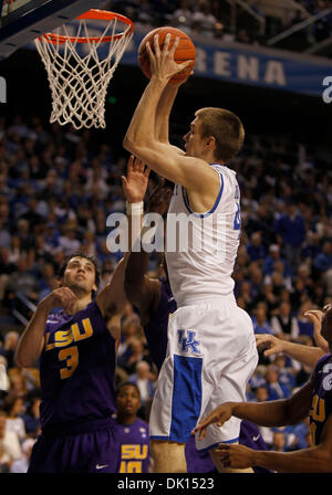 Gen 15, 2011 - Lexington, Kentucky, Stati Uniti d'America - Kentucky Wildcats Jon protezione cofano (4) tirato giù un rimbalzo offensivo come Kentucky ha giocato la LSU sabato 15 gennaio 2011 in Lexington, KY. Foto di Mark Cornelison | Personale. (Credito Immagine: © Lexington Herald-Leader/ZUMAPRESS.com) Foto Stock