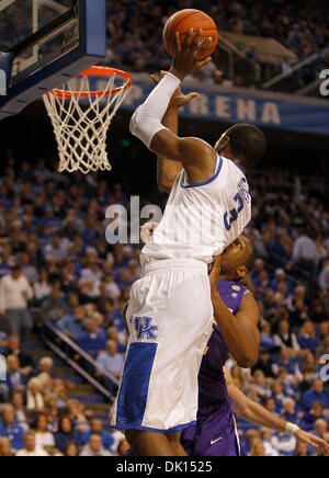 Gen 15, 2011 - Lexington, Kentucky, Stati Uniti d'America - Kentucky Wildcats avanti Terrence Jones (3) messo in due dei suoi 17 punti come il Kentucky ha giocato la LSU sabato 15 gennaio 2011 in Lexington, KY. Foto di Mark Cornelison | Personale. (Credito Immagine: © Lexington Herald-Leader/ZUMAPRESS.com) Foto Stock