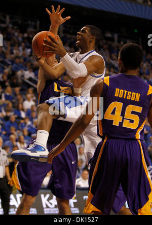 Gen 15, 2011 - Lexington, Kentucky, Stati Uniti d'America - Kentucky Wildcats avanti Terrence Jones (3) guidato la corsia per due dei suoi 17 punti come il Kentucky ha giocato la LSU sabato 15 gennaio 2011 in Lexington, KY. Foto di Mark Cornelison | Personale. (Credito Immagine: © Lexington Herald-Leader/ZUMAPRESS.com) Foto Stock