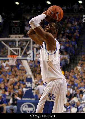 Gen 15, 2011 - Lexington, Kentucky, Stati Uniti d'America - Kentucky Wildcats avanti Terrence Jones (3) messo in un ponticello come Kentucky ha giocato la LSU sabato 15 gennaio 2011 in Lexington, KY. Foto di Mark Cornelison | Personale. (Credito Immagine: © Lexington Herald-Leader/ZUMAPRESS.com) Foto Stock