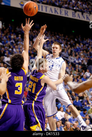 Gen 15, 2011 - Lexington, Kentucky, Stati Uniti d'America - Kentucky Wildcats Jon protezione cofano (4) concavo verso un assistere all'interno, come il Kentucky ha sconfitto la LSU 82-44 sabato 15 gennaio 2011 in Lexington, KY. Foto di Mark Cornelison | Personale. (Credito Immagine: © Lexington Herald-Leader/ZUMAPRESS.com) Foto Stock