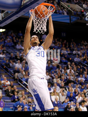 Gen 15, 2011 - Lexington, Kentucky, Stati Uniti d'America - Kentucky Wildcats avanti Eloy Vargas (30) ottenuto gratuitamente per un dunk come Kentucky ha sconfitto la LSU 82-44 sabato 15 gennaio 2011 in Lexington, KY. Foto di Mark Cornelison | Personale. (Credito Immagine: © Lexington Herald-Leader/ZUMAPRESS.com) Foto Stock