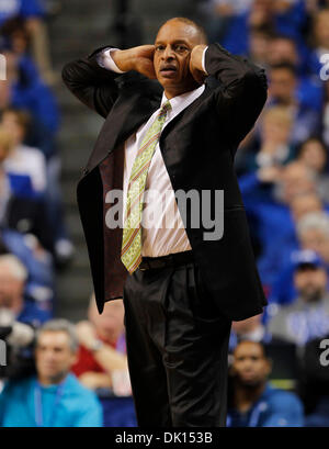 Gen 15, 2011 - Lexington, Kentucky, Stati Uniti d'America - LSU coach Trent Johnson guardato il suo team andare giù da 20 come Kentucky ha sconfitto la LSU 82-44 sabato 15 gennaio 2011 in Lexington, KY. Foto di Mark Cornelison | Personale. (Credito Immagine: © Lexington Herald-Leader/ZUMAPRESS.com) Foto Stock