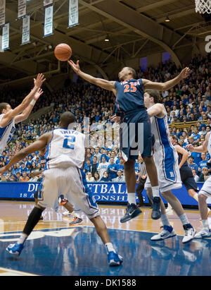 Gen 15, 2011 - Durham, North Carolina, Stati Uniti - Virginia Cavaliers avanti Akil Mitchell (25) si va fino a rimbalzo offensivo. Duke batte Virginia 76-60 a Cameron Indoor Stadium (credito Immagine: © Mark Abbott/Southcreek globale/ZUMAPRESS.com) Foto Stock