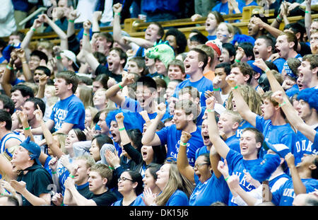 Gen 15, 2011 - Durham, North Carolina, Stati Uniti - Duke tifosi festeggiare un punteggio. Duke batte Virginia 76-60 a Cameron Indoor Stadium (credito Immagine: © Mark Abbott/Southcreek globale/ZUMAPRESS.com) Foto Stock