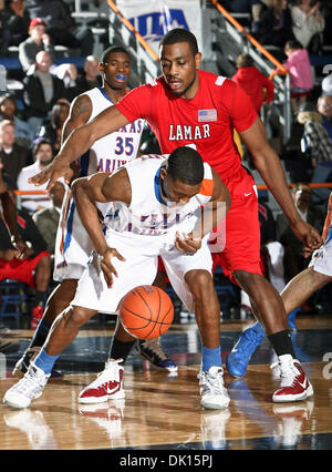 Gen 15, 2011 - Arlington, Texas, Stati Uniti d'America - Lamar Cardinali center Orlando braciere (0) difende Texas-Arlington non conformisti guard Cameron Catlett (25) del gioco tra il Lamar University cardinali e l'Università di Texas-Arlington non conformisti tenutasi presso l'Università del Texas ad Arlington, Texas Hall di Arlington, Texas. Lamar sconfigge UTA 76 a 72 (Credito immagine: Foto Stock