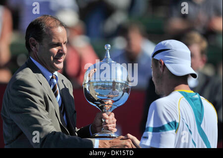 Gen 15, 2011 - Melbourne, Victoria, Australia - Lleyton Hewitt (AUS) accetta il vincitore del trofeo al 2011 AAMI Classic Kooyong Tennis Club di Melbourne, Australia. (Credito Immagine: © Sydney bassa/Southcreek globale/ZUMAPRESS.com) Foto Stock