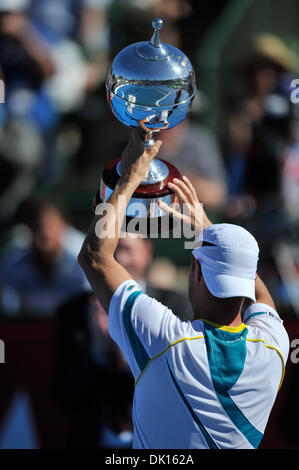 Gen 15, 2011 - Melbourne, Victoria, Australia - Lleyton Hewitt (AUS) trattiene fino al vincitore il trofeo al 2011 AAMI Classic Kooyong Tennis Club di Melbourne, Australia. (Credito Immagine: © Sydney bassa/Southcreek globale/ZUMAPRESS.com) Foto Stock