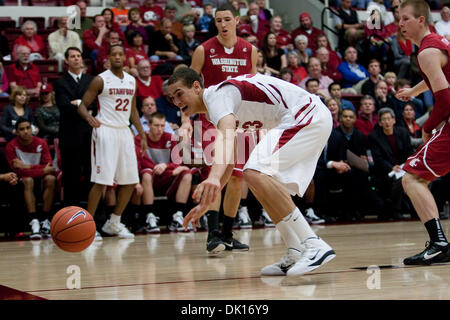 Gen 15, 2011 - Stanford, in California, Stati Uniti d'America - Stanford avanti Dwight Powell (33) raggiunge per la palla prima che esso venga messo fuori gioco. Stanford porta nello stato di Washington a 32-23 halftime in acero Pavilion. (Credito Immagine: © Kelly L Cox/Southcreek globale/ZUMAPRESS.com) Foto Stock