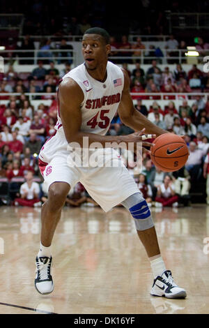 Gen 15, 2011 - Stanford, in California, Stati Uniti d'America - Stanford guard Jeremy verde (45) controlla la sfera. Stanford porta nello stato di Washington a 32-23 halftime in acero Pavilion. (Credito Immagine: © Kelly L Cox/Southcreek globale/ZUMAPRESS.com) Foto Stock