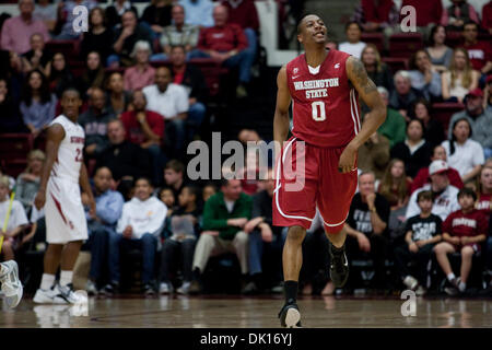 Gen 15, 2011 - Stanford, in California, Stati Uniti d'America - Stato di Washington guard Marcus capperi (0) celebra dopo la dunk. Stanford porta nello stato di Washington a 32-23 halftime in acero Pavilion. (Credito Immagine: © Kelly L Cox/Southcreek globale/ZUMAPRESS.com) Foto Stock