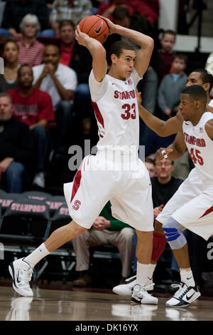 Gen 15, 2011 - Stanford, in California, Stati Uniti d'America - Stanford avanti Dwight Powell (33) controlla il rimbalzo. Stato di Washington ha sconfitto la Stanford 61-58 ad Aceri Pavilion. (Credito Immagine: © Kelly L Cox/Southcreek globale/ZUMAPRESS.com) Foto Stock