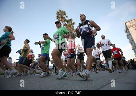 Jan 16, 2011 - Venice Beach, California, Stati Uniti - Migliaia di corridori partecipano nella seconda annua 13,1 Marathon - Los Angeles e Karhu 5k gara. (Credito Immagine: © Ringo Chiu/ZUMAPRESS.com) Foto Stock
