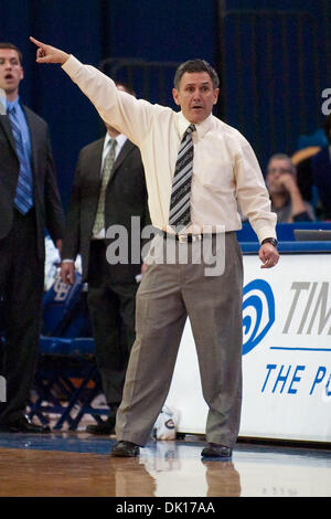 Gen. 16, 2011 - Buffalo, New York, Stati Uniti d'America - Akron Zips head coach Keith Dambrot dirige la sua squadra durante una partita contro la bufala tori a Alumni Arena. Buffalo ha vinto il gioco 73-70. (Credito Immagine: © Mark Konezny/Southcreek globale/ZUMAPRESS.com) Foto Stock