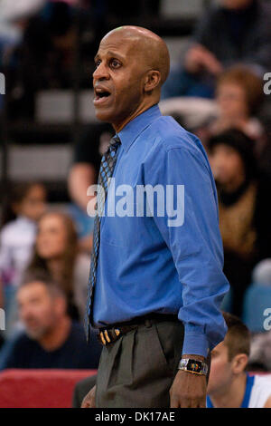 Gen. 16, 2011 - Buffalo, New York, Stati Uniti d'America - Buffalo Bulls head coach Reggie Witherspoon durante una partita contro la Akron Zips a Alumni Arena. Buffalo ha vinto il gioco 73-70. (Credito Immagine: © Mark Konezny/Southcreek globale/ZUMAPRESS.com) Foto Stock