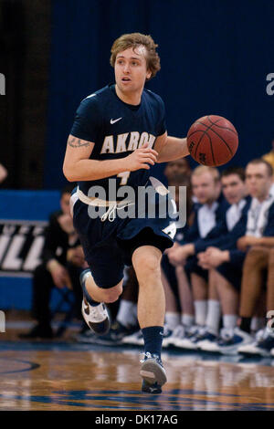 Gen. 16, 2011 - Buffalo, New York, Stati Uniti d'America - Akron Zips guard Steve McNees (#4) in azione durante una partita contro la bufala tori a Alumni Arena. Buffalo ha vinto il gioco 73-70. (Credito Immagine: © Mark Konezny/Southcreek globale/ZUMAPRESS.com) Foto Stock