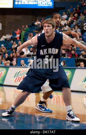 Gen. 16, 2011 - Buffalo, New York, Stati Uniti d'America - Akron Zips centro Mike Bardo (#54) Le caselle fuori Buffalo tori avanti Jawaan Alston a Alumni Arena. Buffalo ha vinto il gioco 73-70. (Credito Immagine: © Mark Konezny/Southcreek globale/ZUMAPRESS.com) Foto Stock