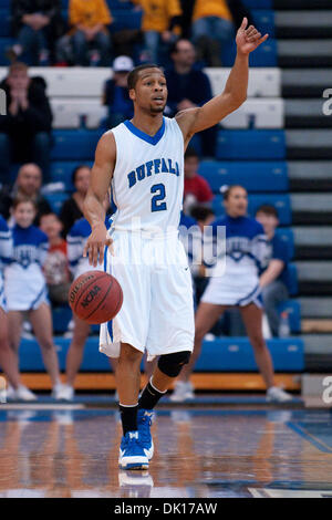 Gen. 16, 2011 - Buffalo, New York, Stati Uniti d'America - Buffalo Bulls guard Byron Mulkey (#2) che dirige la sua squadra durante una partita contro il Akron Zips a Alumni Arena. Buffalo ha vinto il gioco 73-70. (Credito Immagine: © Mark Konezny/Southcreek globale/ZUMAPRESS.com) Foto Stock