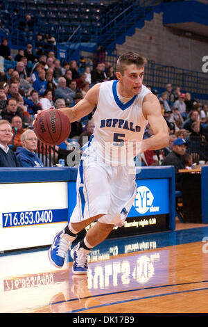 Gen. 16, 2011 - Buffalo, New York, Stati Uniti d'America - Buffalo Bulls guard Zach Filzen (#5) trascina la linea di base durante una partita contro la Akron Zips a Alumni Arena. Buffalo ha vinto il gioco 73-70. (Credito Immagine: © Mark Konezny/Southcreek globale/ZUMAPRESS.com) Foto Stock