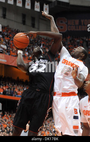 Gen. 16, 2011 - Syracuse, New York, Stati Uniti d'America - Cincinnati Bearcats avanti Ibrahima Thomas (32) è imbrattata sulla sua strada verso il canestro da Siracusa Orange avanti Baye Moussa Keita (12) nel primo semestre. Siracusa sconfitto Cincinnati 67-52 davanti a una folla di 24,338 per rimanere imbattuto sulla stagione (18-0) al Carrier Dome in Syracuse, New York. (Credito Immagine: © Michael Joh Foto Stock