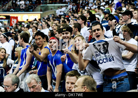 Gen 17, 2011 - Storrs, Connecticut, Stati Uniti d'America - ventole di UConn mostrano il loro orgoglio prima del gioco. Villanova conduce Connecticut 22 - 21 a Gampel Pavilion. (Credito Immagine: © Geoff Bolte/Southcreek globale/ZUMAPRESS.com) Foto Stock