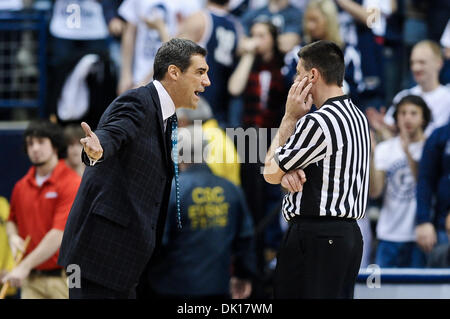 Gen 17, 2011 - Storrs, Connecticut, Stati Uniti d'America - Villanova head coach Jay Wright sostiene con Gazzetta Pat Driscoll circa una chiamata in ritardo nel secondo semestre. Connecticut sconfigge Villanova 61 - 59 a Gampel Pavilion. (Credito Immagine: © Geoff Bolte/Southcreek globale/ZUMAPRESS.com) Foto Stock