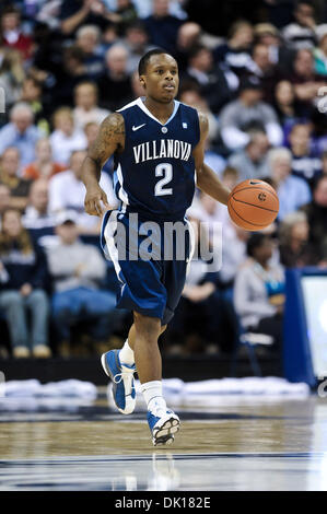 Gen 17, 2011 - Storrs, Connecticut, Stati Uniti d'America - Villanova G Maalik Wayne (2) porta la palla fino alla corte. Connecticut sconfigge Villanova 61 - 59 a Gampel Pavilion. (Credito Immagine: © Geoff Bolte/Southcreek globale/ZUMAPRESS.com) Foto Stock