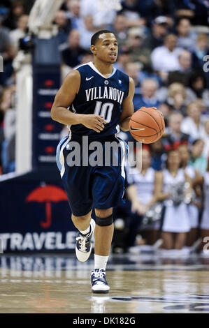 Gen 17, 2011 - Storrs, Connecticut, Stati Uniti d'America - Villanova G Corey Fisher (10) porta la palla fino alla corte. Connecticut sconfigge Villanova 61 - 59 a Gampel Pavilion. (Credito Immagine: © Geoff Bolte/Southcreek globale/ZUMAPRESS.com) Foto Stock