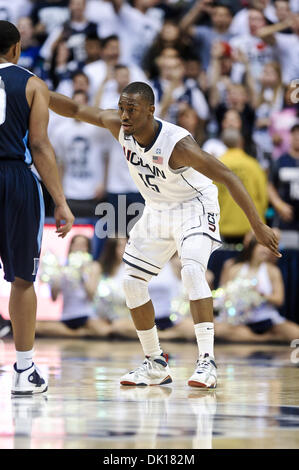 Gen 17, 2011 - Storrs, Connecticut, Stati Uniti d'America - Connecticut G Kemba Walker (15) sulla difesa. Connecticut sconfigge Villanova 61 - 59 a Gampel Pavilion. (Credito Immagine: © Geoff Bolte/Southcreek globale/ZUMAPRESS.com) Foto Stock