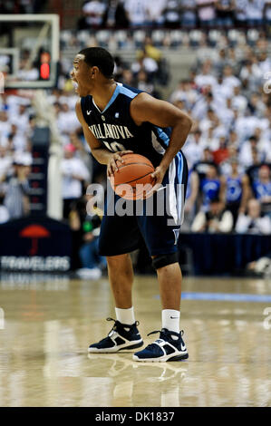 Gen 17, 2011 - Storrs, Connecticut, Stati Uniti d'America - Villanova G Corey Fisher (10) grida ai suoi compagni di squadra. Connecticut sconfigge Villanova 61 - 59 a Gampel Pavilion. (Credito Immagine: © Geoff Bolte/Southcreek globale/ZUMAPRESS.com) Foto Stock