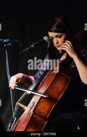 Belfast, Irlanda del Nord, Regno Unito. 30 Nov 2013. Zarah Fleming dalla band irlandese 'Silhouette' svolge la scatola nera Credit: stephen Barnes/Alamy Live News Foto Stock