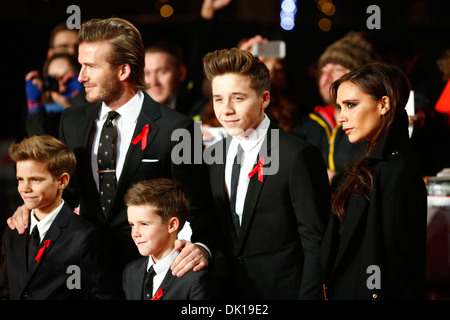 David e Victoria Beckham con i loro figli Brooklyn Beckham (C), Romeo Beckham (L) e il loro figlio più giovane Cruz Beckham arrivano fo Foto Stock