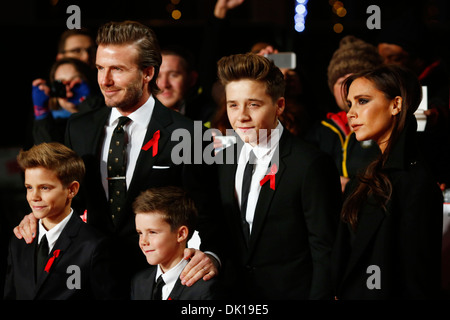 David e Victoria Beckham con i loro figli Brooklyn Beckham (C), Romeo Beckham (L) e il loro figlio più giovane Cruz Beckham arrivano fo Foto Stock