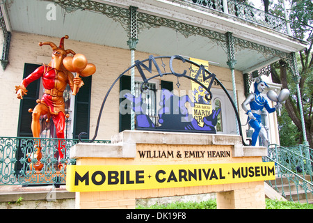 Mardi Gras figure all ingresso del Mobile museo del carnevale. Foto Stock