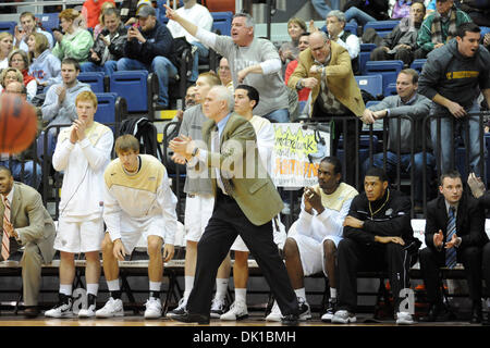 Gen 20, 2011 - San Bonaventura, New York, Stati Uniti d'America - San Bonaventura head coach Mark Schmidt celebra un Xavier turn-over nel primo semestre. Xavier sconfitto San Bonaventura 79-65 davanti a 4,244 il Bob Lanier corte all'Reilly centro a San Bonaventura, NY. (Credito Immagine: © Michael Johnson/Southcreek globale/ZUMAPRESS.com) Foto Stock