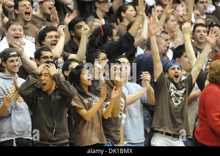 Gen 20, 2011 - San Bonaventura, New York, Stati Uniti d'America - Il San Bonaventura corpo studentesco celebra come Bonnies fare un enorme gioco difensivo in ritardo nel primo semestre contro Xavier. Xavier sconfitto San Bonaventura 79-65 davanti a 4,244 il Bob Lanier corte all'Reilly centro a San Bonaventura, NY. (Credito Immagine: © Michael Johnson/Southcreek globale/ZUMAPRESS.com) Foto Stock