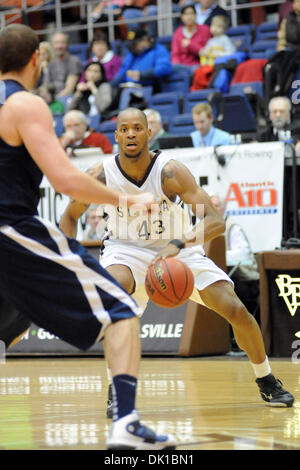 Gen 20, 2011 - San Bonaventura, New York, Stati Uniti d'America - San Bonaventura Bonnies avanti Da'Quan Cook (43) legge la difesa di Xavier mentre dribblare la sfera nella seconda metà. Xavier sconfitto San Bonaventura 79-65 davanti a 4,244 il Bob Lanier corte all'Reilly centro a San Bonaventura, NY. (Credito Immagine: © Michael Johnson/Southcreek globale/ZUMAPRESS.com) Foto Stock