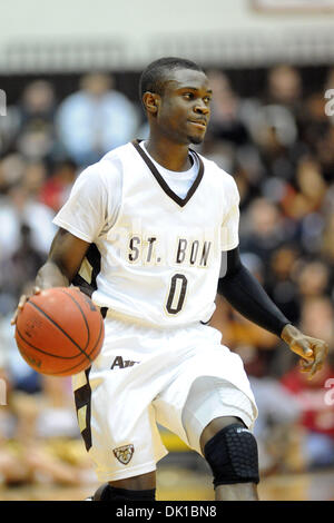 Gen 20, 2011 - San Bonaventura, New York, Stati Uniti d'America - San Bonaventura Bonnies guard Ogo Adegboye (0) porta la palla fino corte durante il tentativo di ottenere il reato Bonnies iniziata nella seconda metà contro Xavier. Xavier sconfitto San Bonaventura 79-65 davanti a 4,244 il Bob Lanier corte all'Reilly centro a San Bonaventura, NY. (Credito Immagine: © Michael Johnson/Sou Foto Stock