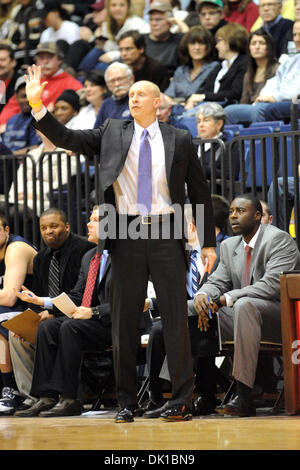 Gen 20, 2011 - San Bonaventura, New York, Stati Uniti d'America - Xavier head coach Chris Mack segnali al suo team per rallentare il gioco in ritardo nella partita contro il San Bonaventura. Xavier sconfitto San Bonaventura 79-65 davanti a 4,244 il Bob Lanier corte all'Reilly centro a San Bonaventura, NY. (Credito Immagine: © Michael Johnson/Southcreek globale/ZUMAPRESS.com) Foto Stock