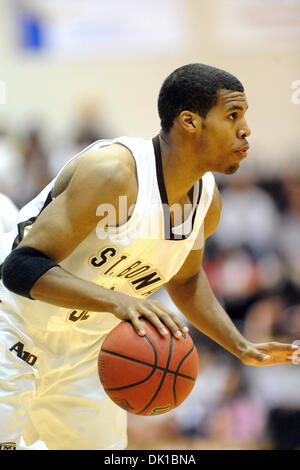 Gen 20, 2011 - San Bonaventura, New York, Stati Uniti d'America - San Bonaventura Bonnies guard Michael Davenport (32) cerca di fare il suo movimento con la palla nella seconda metà contro Xavier. Xavier sconfitto San Bonaventura 79-65 davanti a 4,244 il Bob Lanier corte all'Reilly centro a San Bonaventura, NY. (Credito Immagine: © Michael Johnson/Southcreek globale/ZUMAPRESS.com) Foto Stock