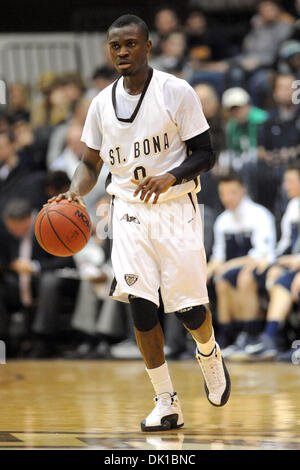 Gen 20, 2011 - San Bonaventura, New York, Stati Uniti d'America - San Bonaventura Bonnies guard Ogo Adegboye (0) cammina la sfera di corte nella seconda metà contro Xavier. Xavier sconfitto San Bonaventura 79-65 davanti a 4,244 il Bob Lanier corte all'Reilly centro a San Bonaventura, NY. (Credito Immagine: © Michael Johnson/Southcreek globale/ZUMAPRESS.com) Foto Stock