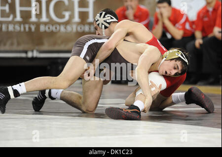 Gen 20, 2011 - Betlemme, Pennsylvania, USA - Lehigh's Mitch Berger afferra Frank Perrelli di Cornell durante la 125 libbra bout giovedì notte a stabili Arena. La Lehigh sconfitto il #1 classificato Cornell Big Red da un punteggio di 17 - 15. (Credito Immagine: © Brian liberato/Southcreek globale/ZUMAPRESS.com) Foto Stock